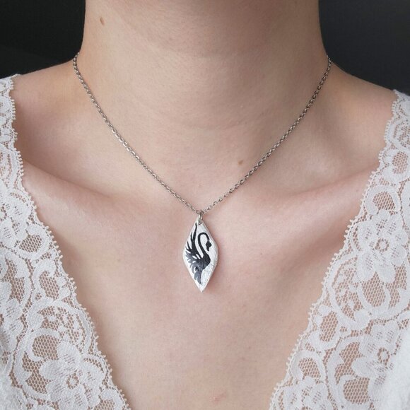 Iridescent white pearl necklace with a small silver chain - Picture 4 of 10